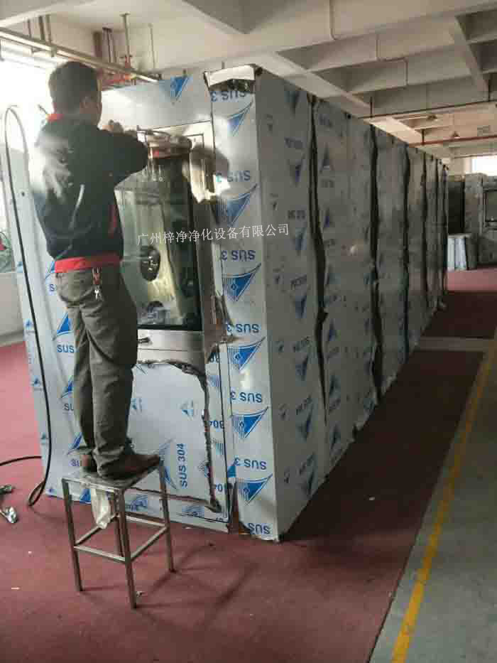 1590型風(fēng)淋室-標(biāo)準(zhǔn)雙人風(fēng)淋室是人/貨物進出潔凈室常用的一種凈化裝置。