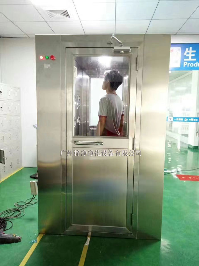 風(fēng)淋室工作原理是通過高速氣流的沖擊,有效清除進入潔凈室的人員、物料表面攜帶的塵埃和污染物。 風(fēng)淋室工作原理是通過高速氣流的沖擊,有效清除進入潔凈室的人員、物料表面攜帶的塵埃和污染物。