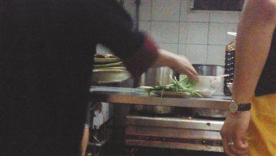 7月23日，漢麗軒烤肉超市昌平店，服務(wù)員將幾盤(pán)顧客剩菜（左手中疊在一起的是幾盤(pán)肉，其右手正整理韭菜）端回后廚，進(jìn)行整理后準(zhǔn)備再送往餐廳自助取餐區(qū)供顧客食用。