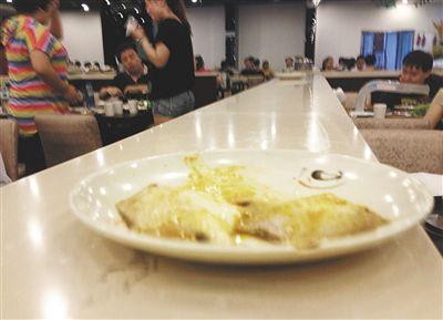 客人剩下的魚(yú)，被擺在一旁的石臺(tái)上，它們隨后被送往后廚，繞一圈后再次出現(xiàn)在餐臺(tái)。
