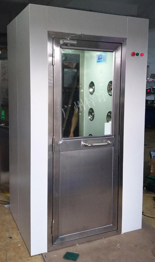 1200型風淋室是進入潔凈室所必需的通道，可以減少進出潔凈室所帶來的污染問題。